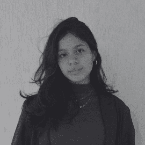 Jovem posando para foto com filtro em preto e branco
