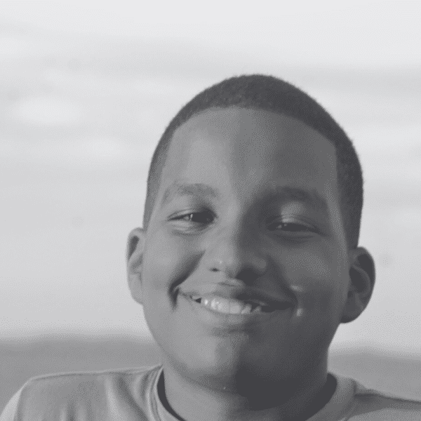 Jovem posando para foto com filtro em preto e branco