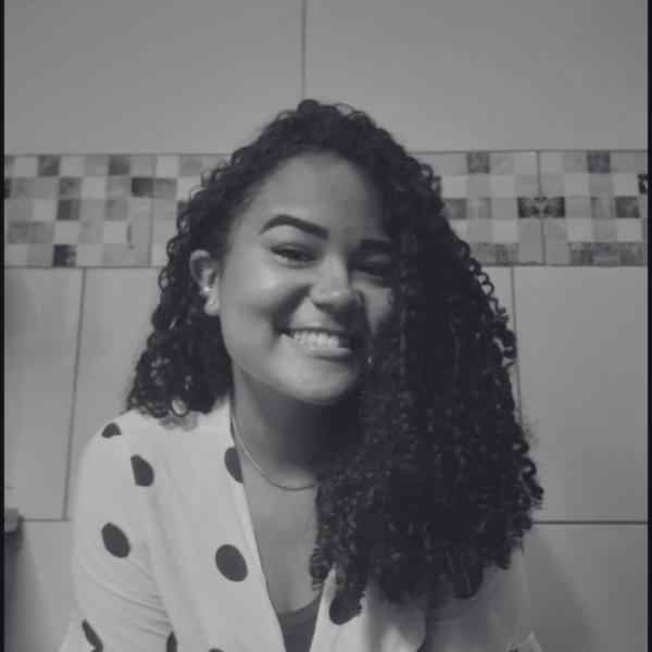 Mulher posando para foto e sorrindo