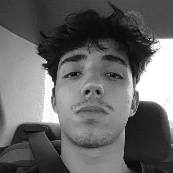 Foto em preto e branco de Pedro