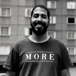 Foto em preto e branco de Brendo Sousa, jovem negro de cabelos raspados com barba e bigode.