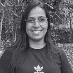 Mulher posando para foto e sorrindo