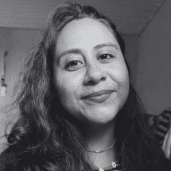 Mulher posando para foto e sorrindo