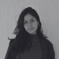 Jovem posando para foto com filtro em preto e branco