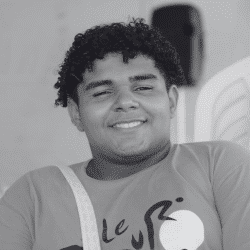 Jovem posando para foto com filtro em preto e branco
