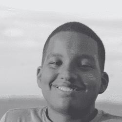 Jovem posando para foto com filtro em preto e branco