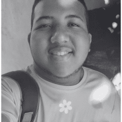 Jovem posando para foto com filtro em preto e branco