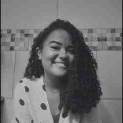 Mulher posando para foto e sorrindo