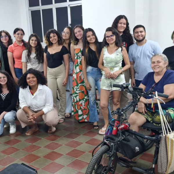 Um grupo de pessoas reunidos sorrindo