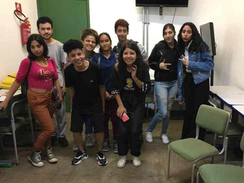 Grupo de jovens sorriem para a foto
