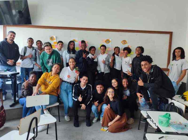 Grupo de jovens reunidos em uma sala de aula