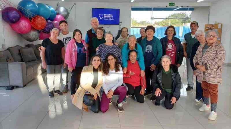 pessoas diversas sorrindo para a câmera