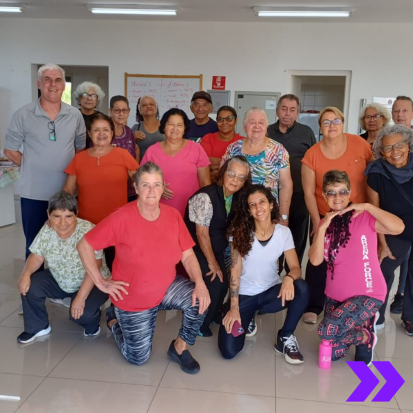 diversas pessoas longevas posando para a foto