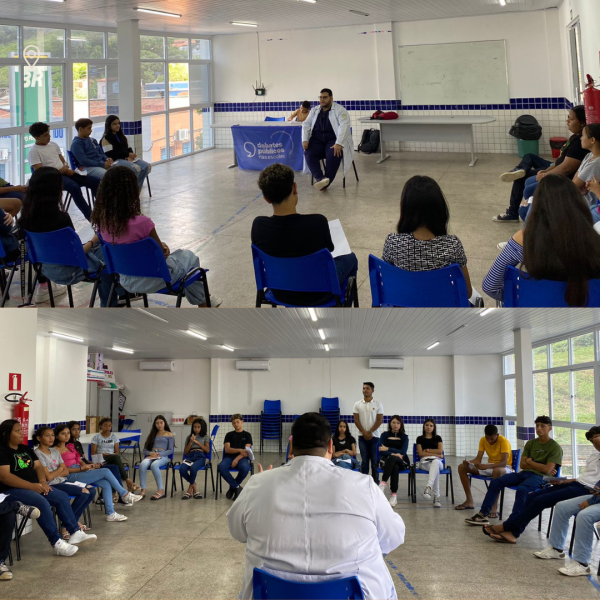 Um grupo de jovens reunidos em semicirculo