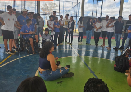 Um grupo de jovens reunidos em quadra