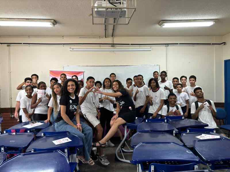 Um grupo de jovens reunidos sorrindo para foto